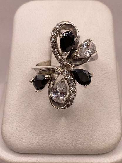 Anillo Floral Moderno con Zirconias en Plata Ley 925 — ángulo diagonal