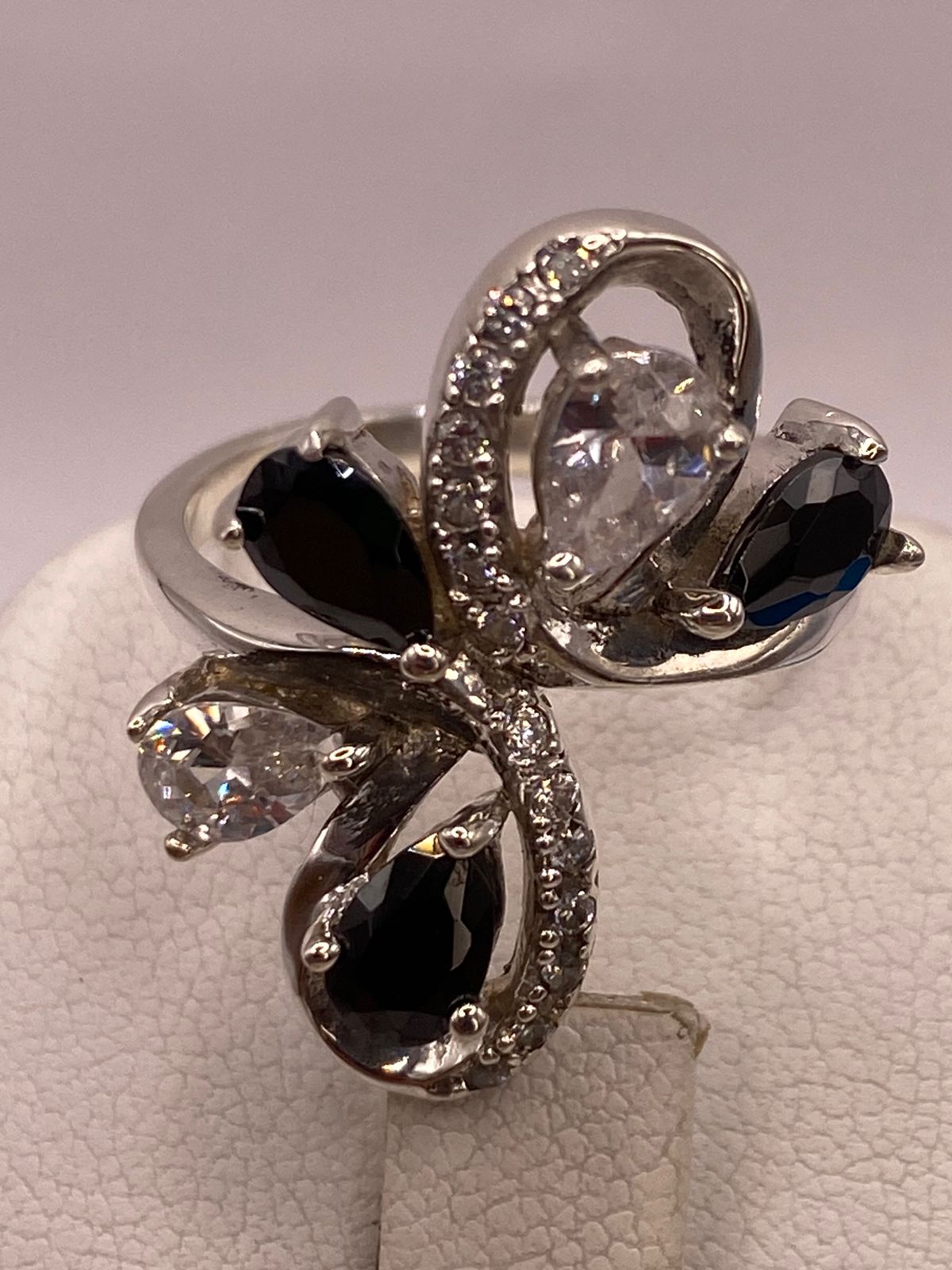 Anillo Floral Moderno con Zirconias en Plata Ley 925, sello de autenticidad Plata Ley .925