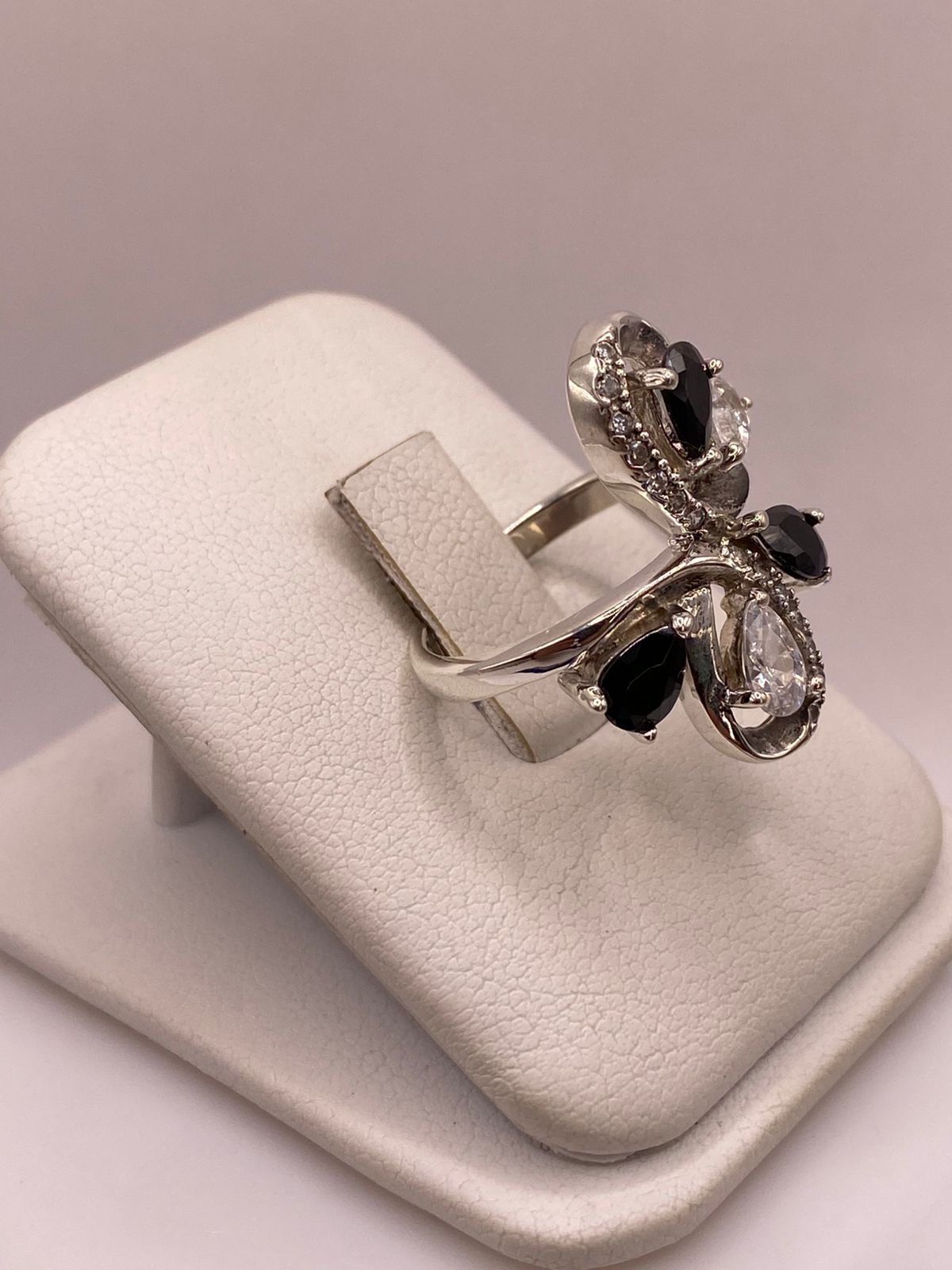 Anillo Floral Moderno con Zirconias en Plata Ley 925, vista lateral