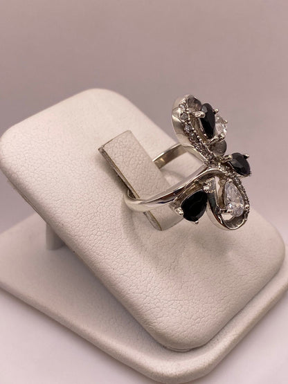 Anillo Floral Moderno con Zirconias en Plata Ley 925, vista lateral