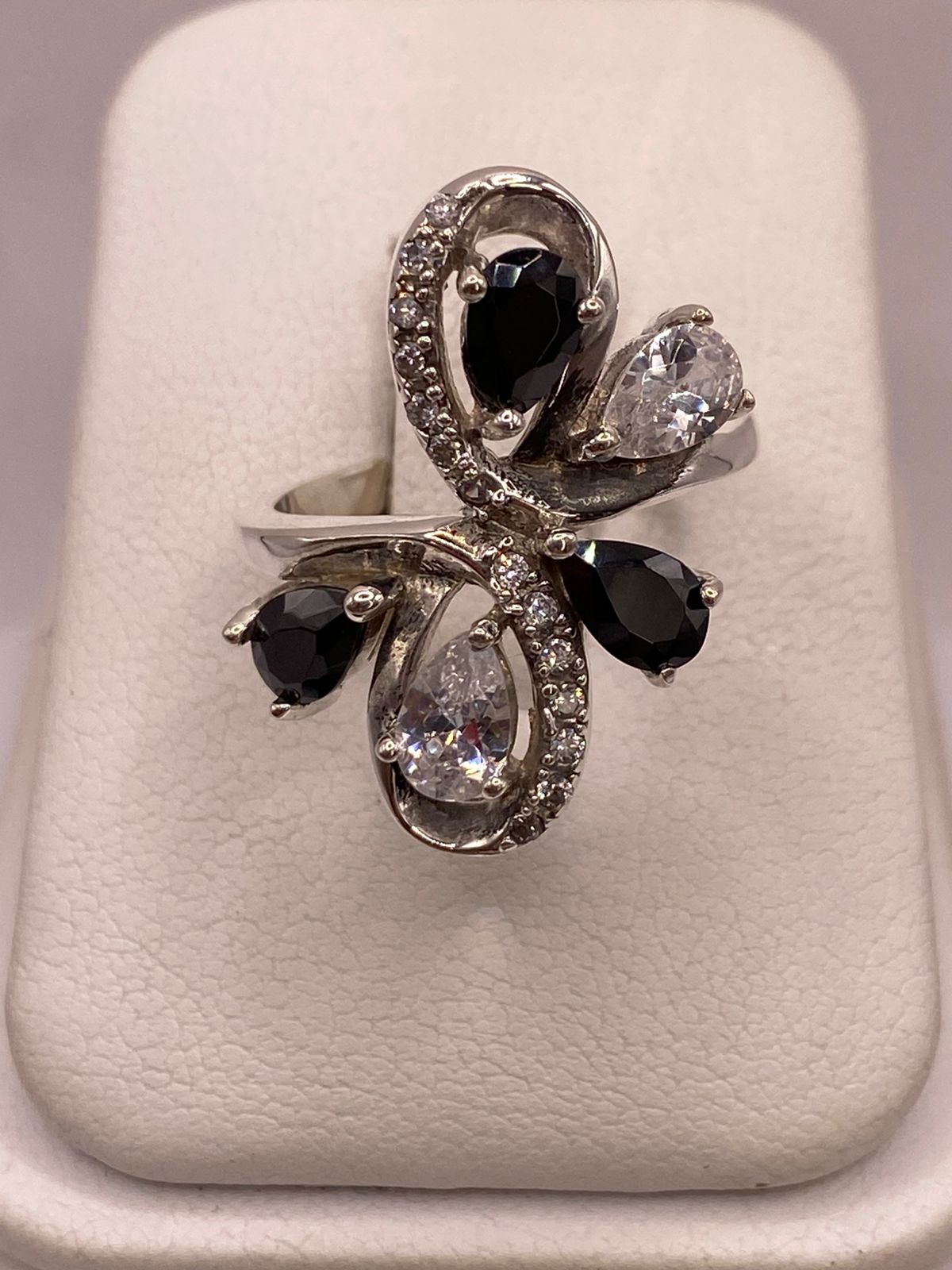 Anillo Floral Moderno con Zirconias en Plata Ley 925, vista de detalle