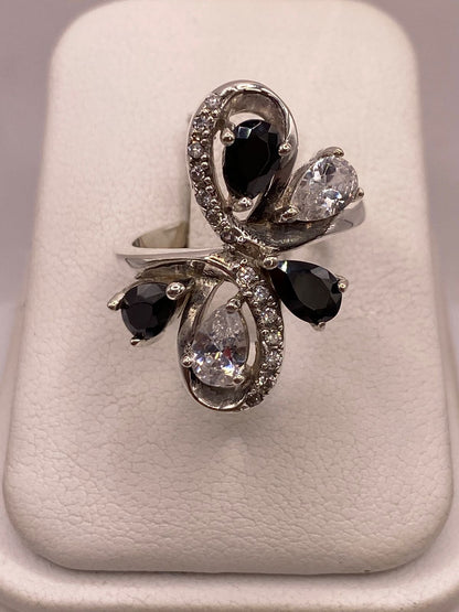 Anillo Floral Moderno con Zirconias en Plata Ley 925, vista de detalle