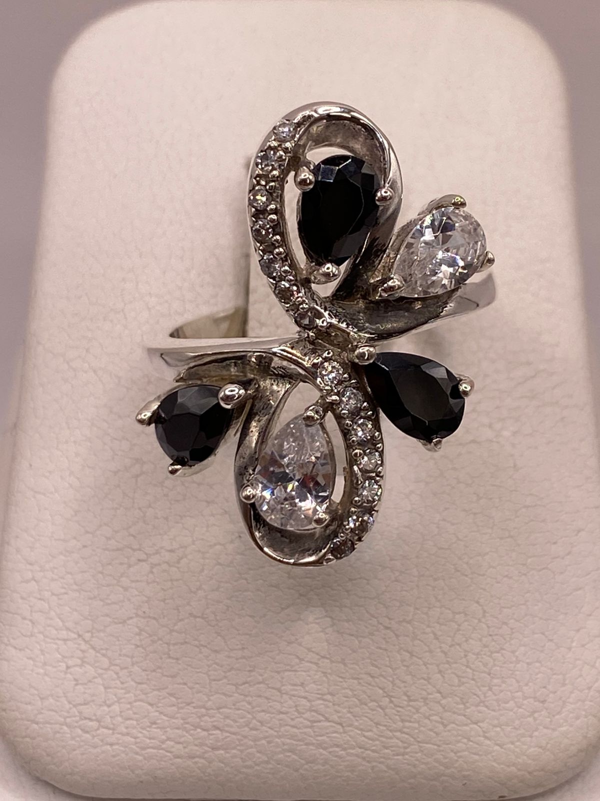 Anillo Floral Moderno con Zirconias en Plata Ley 925, vista frontal