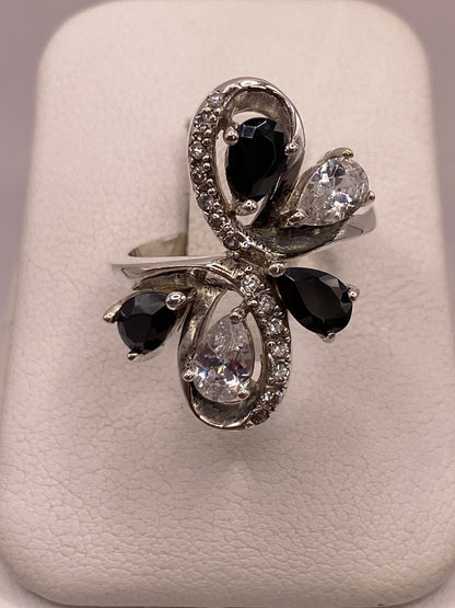 Anillo Floral Moderno con Zirconias en Plata Ley 925, vista frontal