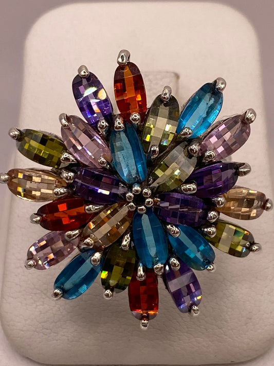 Anillo Floral Multicolor con Zirconias en Plata Ley 925 en báscula mostrando peso