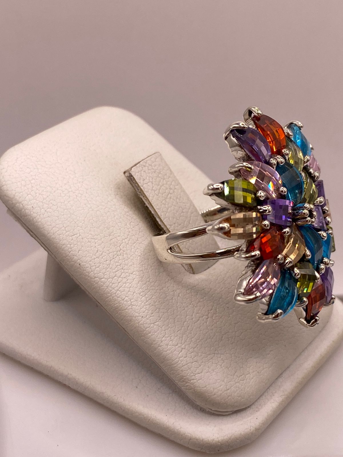 Anillo Floral Multicolor con Zirconias en Plata Ley 925, vista lateral
