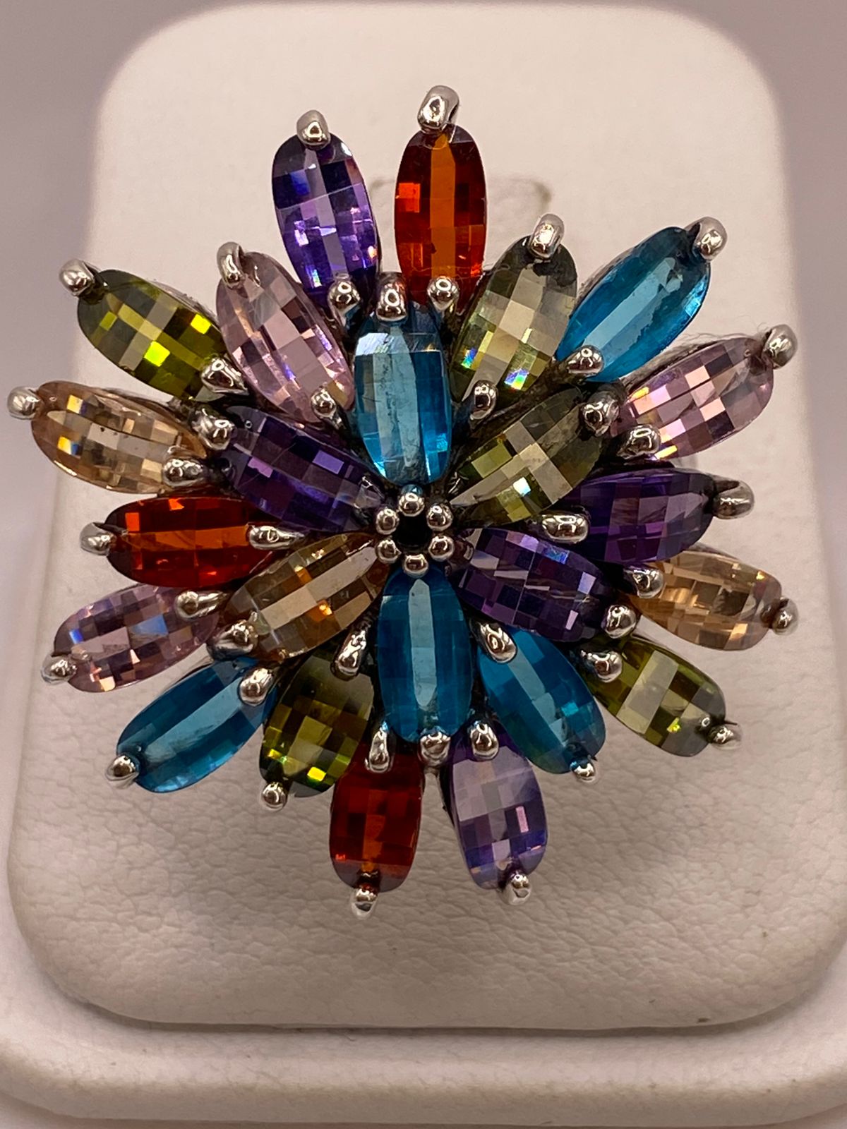 Anillo Floral Multicolor con Zirconias en Plata Ley 925, vista de detalle