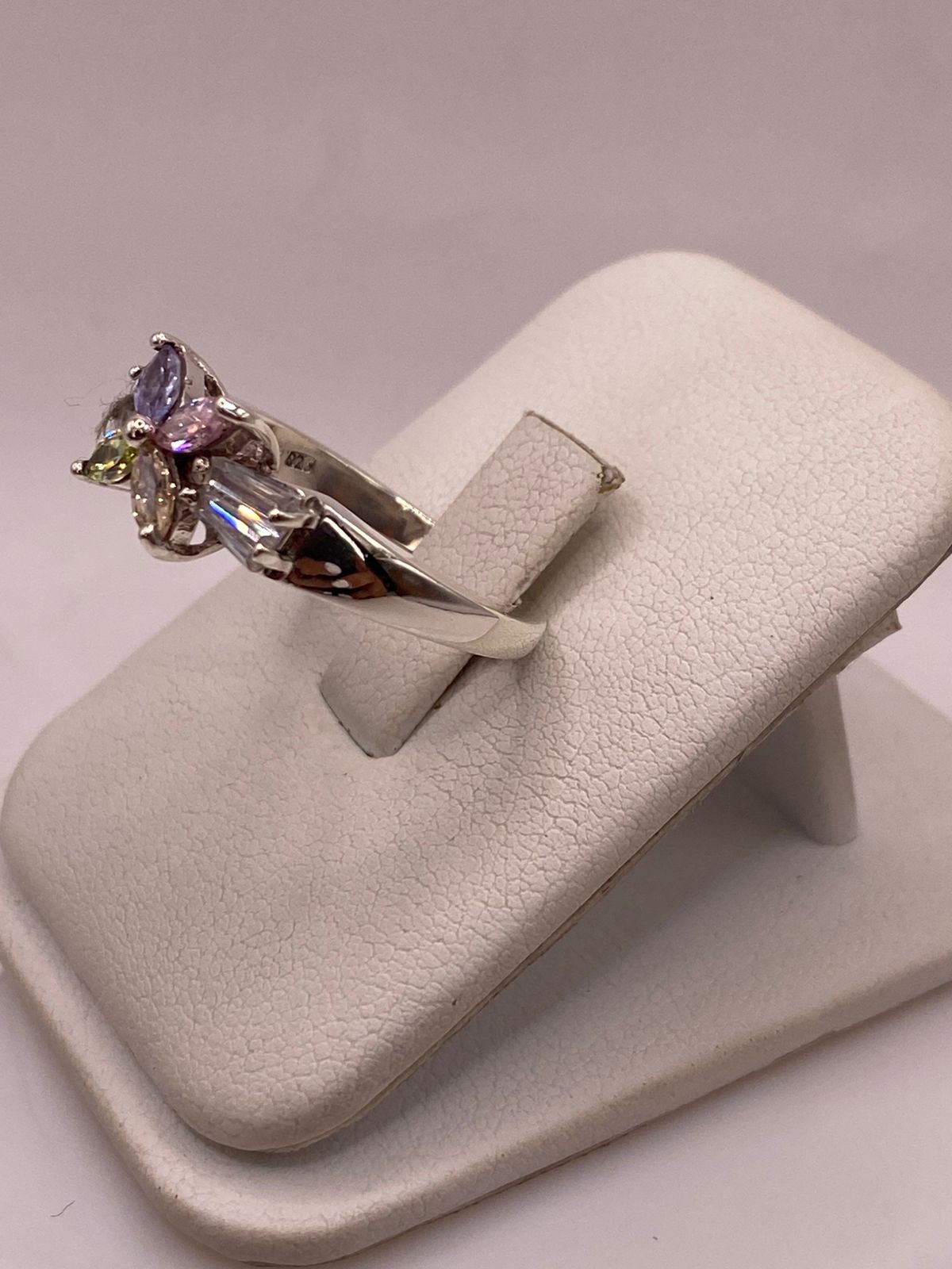 Anillo Floral Multicolor con Zirconias en Plata Ley 925, vista lateral