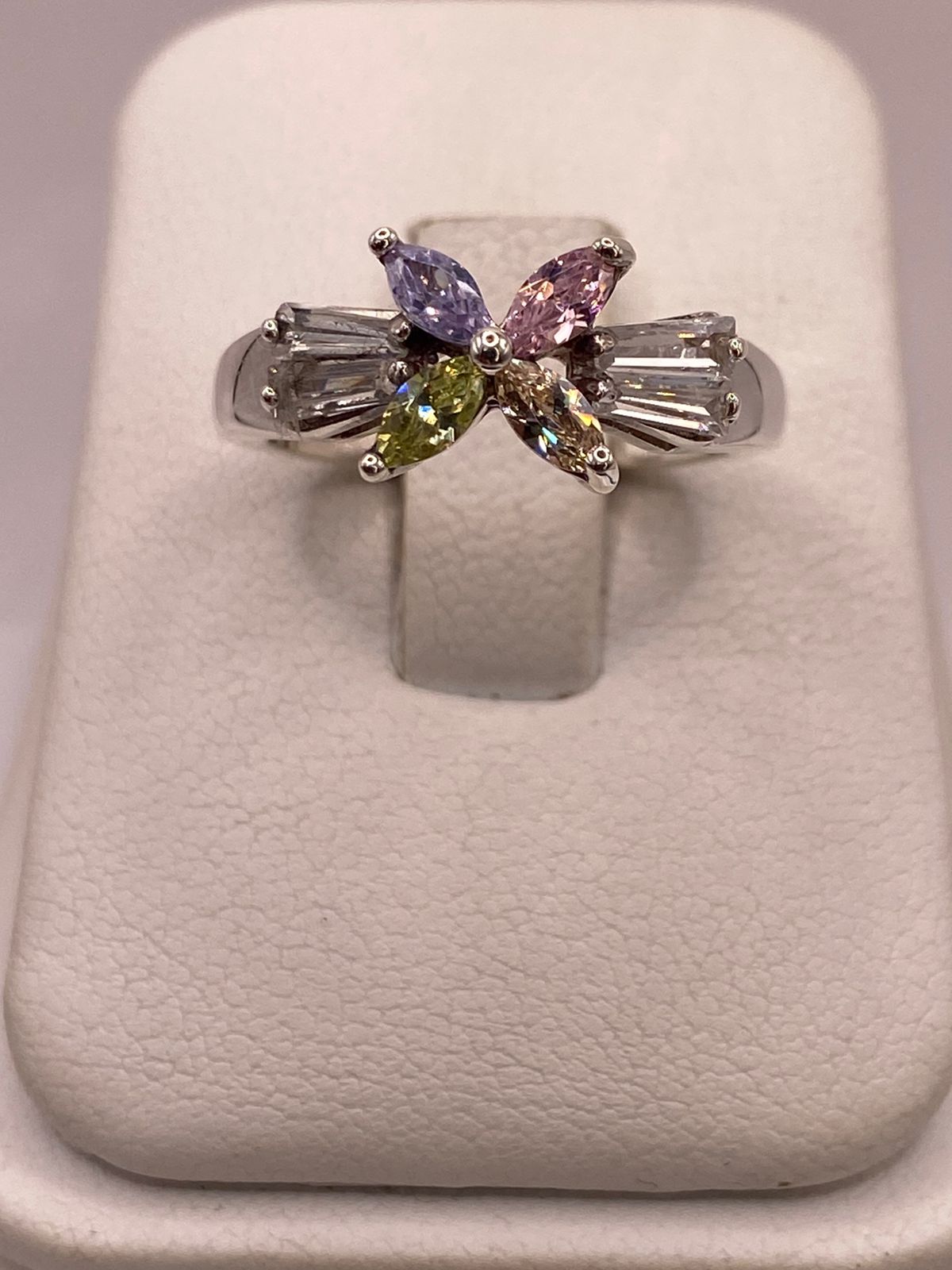 Anillo Floral Multicolor con Zirconias en Plata Ley 925 en báscula mostrando peso