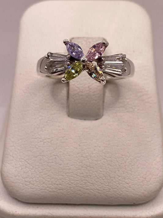 Anillo Floral Multicolor con Zirconias en Plata Ley 925 en báscula mostrando peso