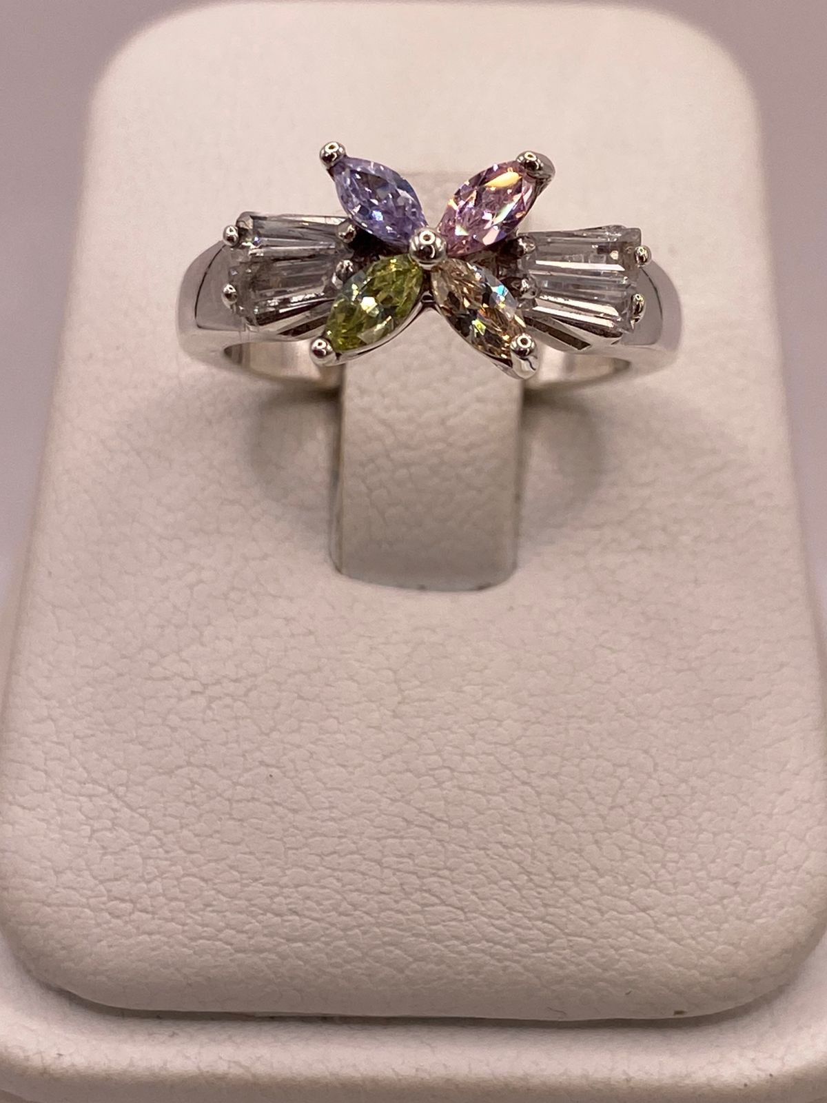 Anillo Floral Multicolor con Zirconias en Plata Ley 925, vista de detalle