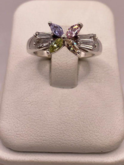 Anillo Floral Multicolor con Zirconias en Plata Ley 925, vista de detalle