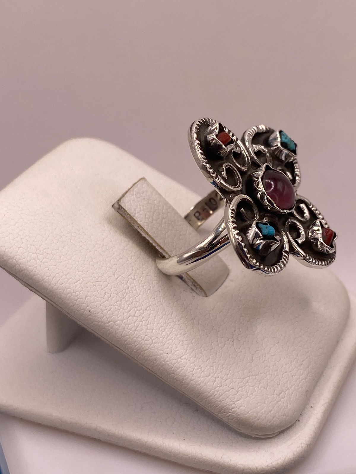 Anillo Floral de Plata Ley 925 con Amatista, Jaspe y Turquesa, vista lateral