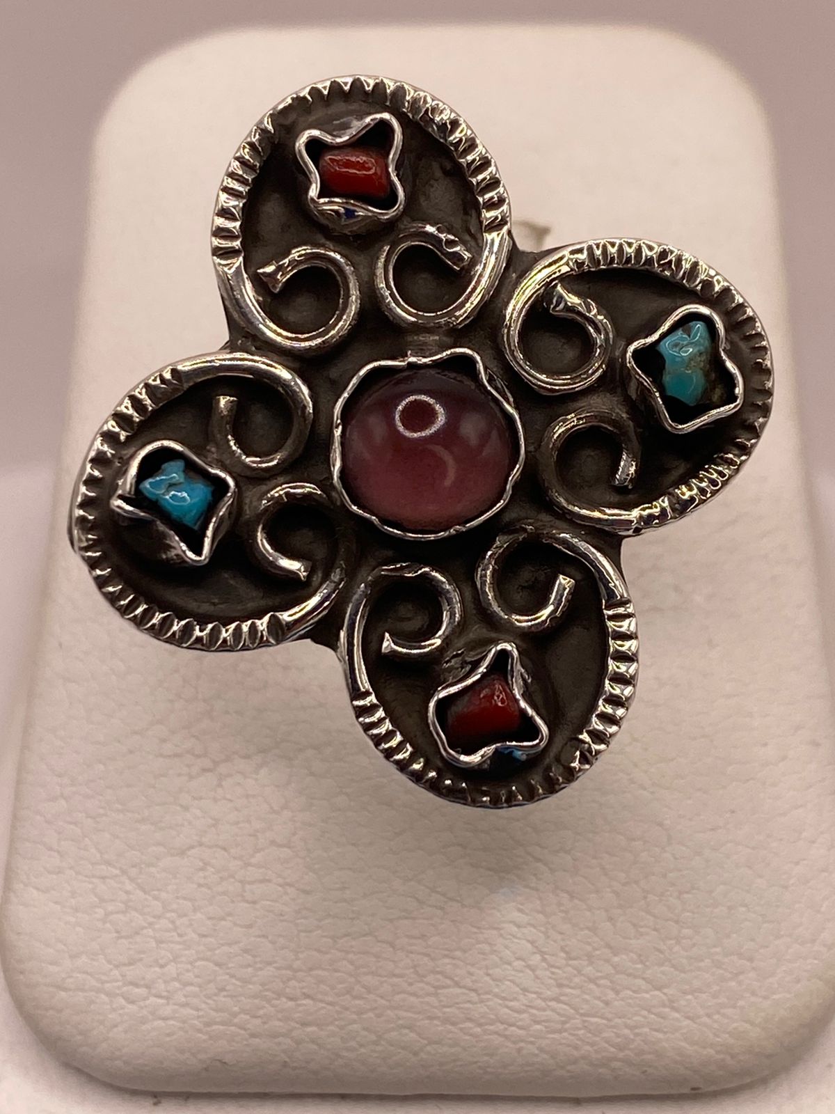 Anillo Floral de Plata Ley 925 con Amatista, Jaspe y Turquesa, vista de detalle