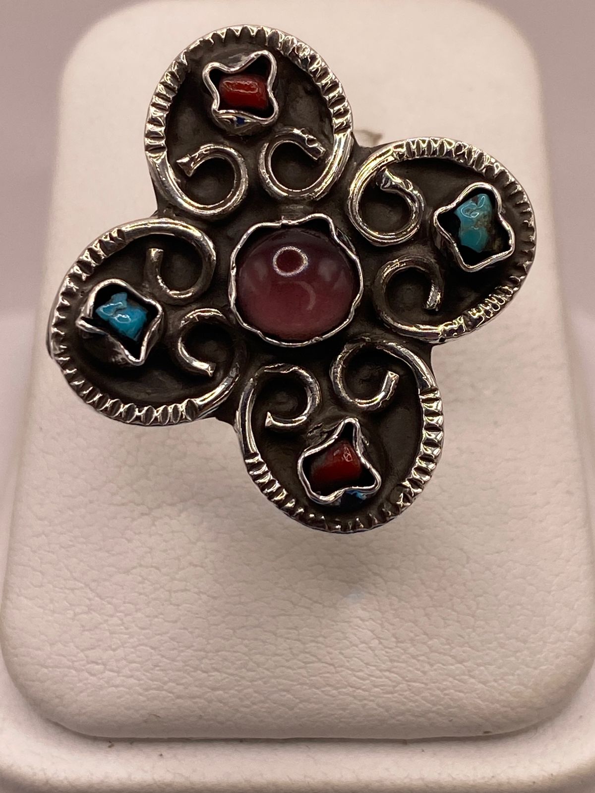 Anillo Floral de Plata Ley 925 con Amatista, Jaspe y Turquesa, vista frontal