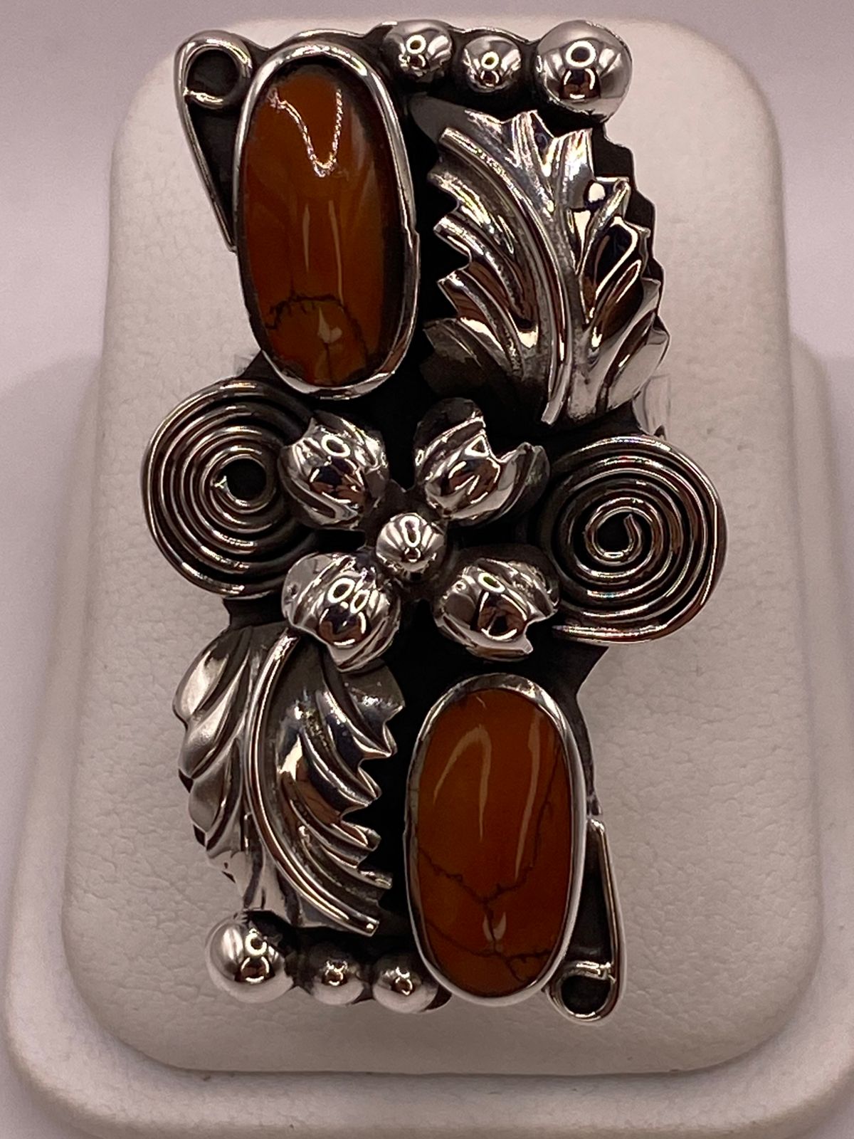 Anillo Floral de Plata Ley 925 con Cornalina en báscula mostrando peso