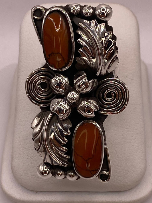 Anillo Floral de Plata Ley 925 con Cornalina en báscula mostrando peso
