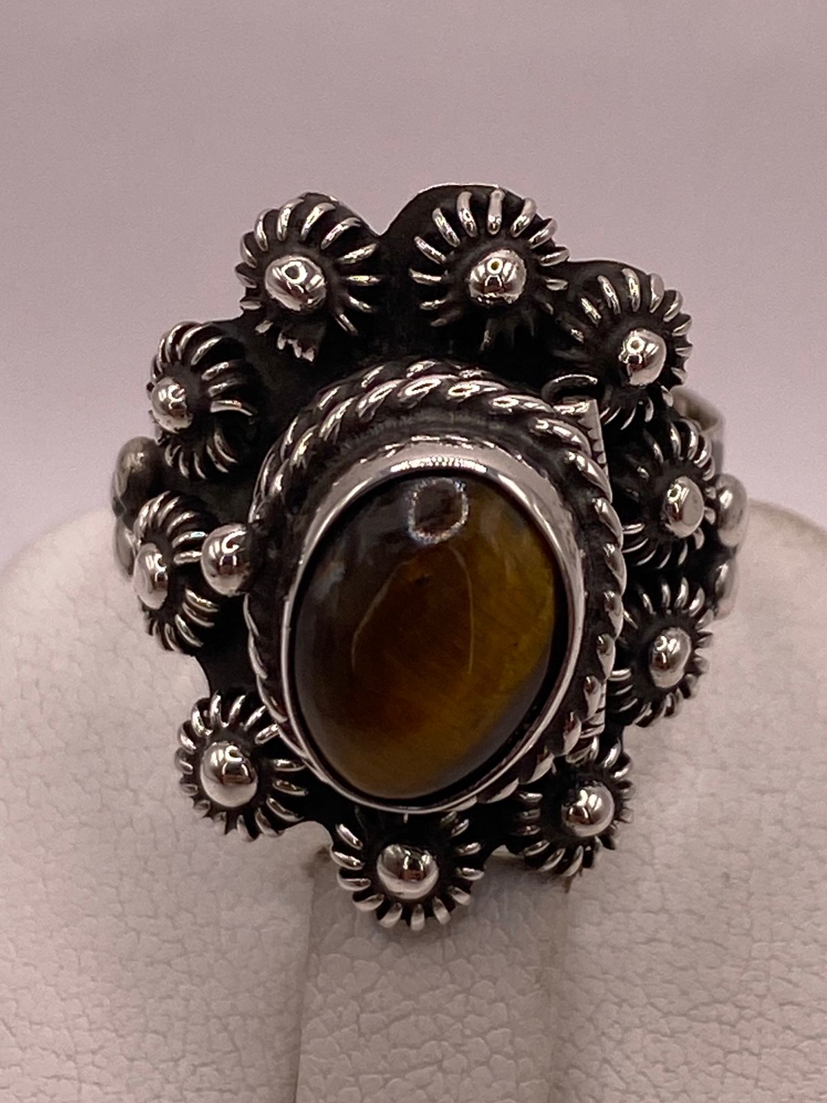 Anillo Floral de Plata Ley 925 con Ojo de Tigre, sello de autenticidad Plata Ley .925