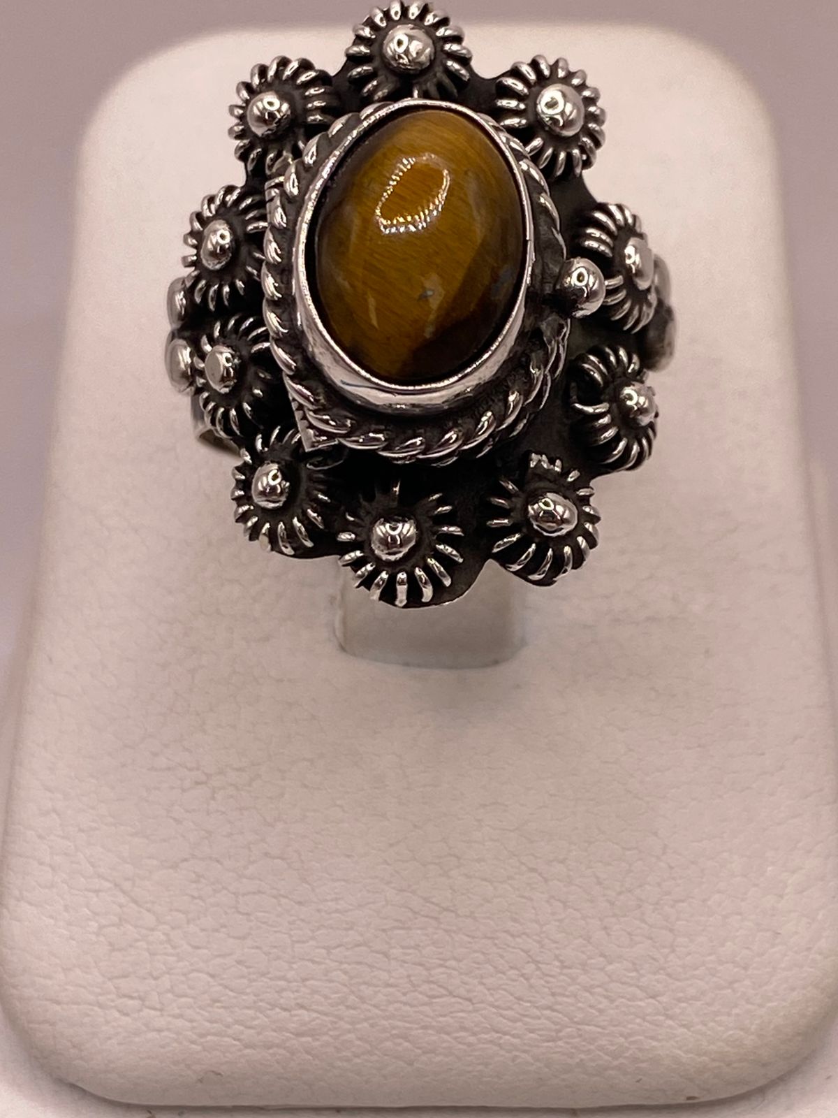 Anillo Floral de Plata Ley 925 con Ojo de Tigre, vista de detalle