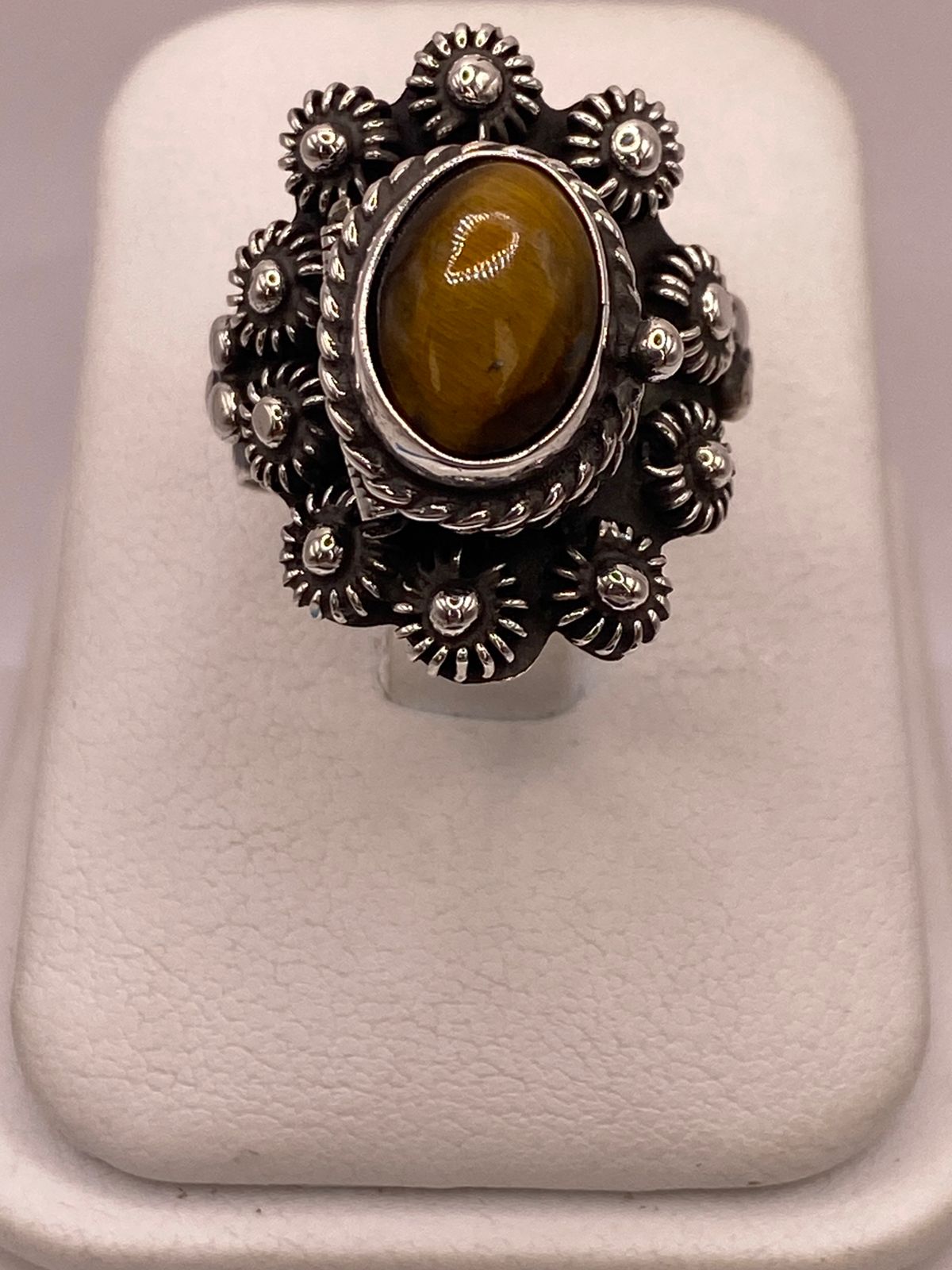 Anillo Floral de Plata Ley 925 con Ojo de Tigre, vista frontal