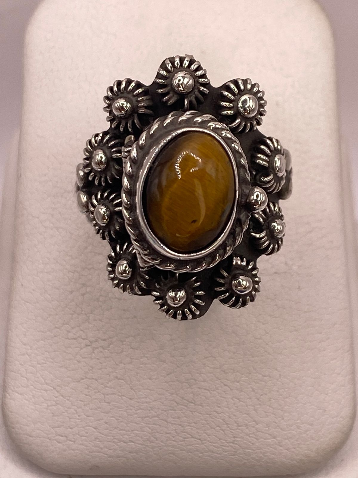 Anillo Floral de Plata Ley 925 con Ojo de Tigre, vista superior