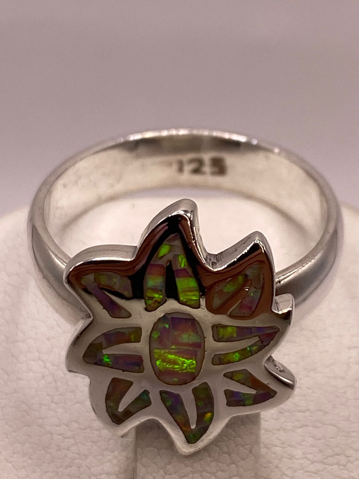 Anillo Floral de Plata Ley 925 con Ópalo de Fuego Rosa, sello de autenticidad Plata Ley .925