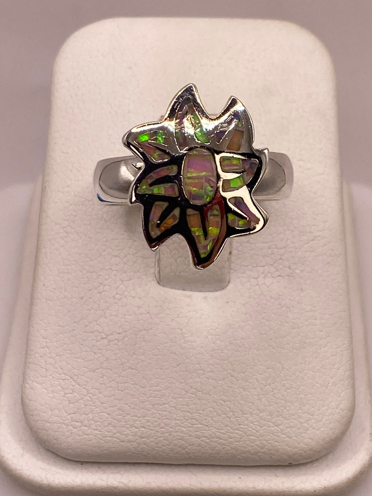 Anillo Floral de Plata Ley 925 con Ópalo de Fuego Rosa, vista frontal