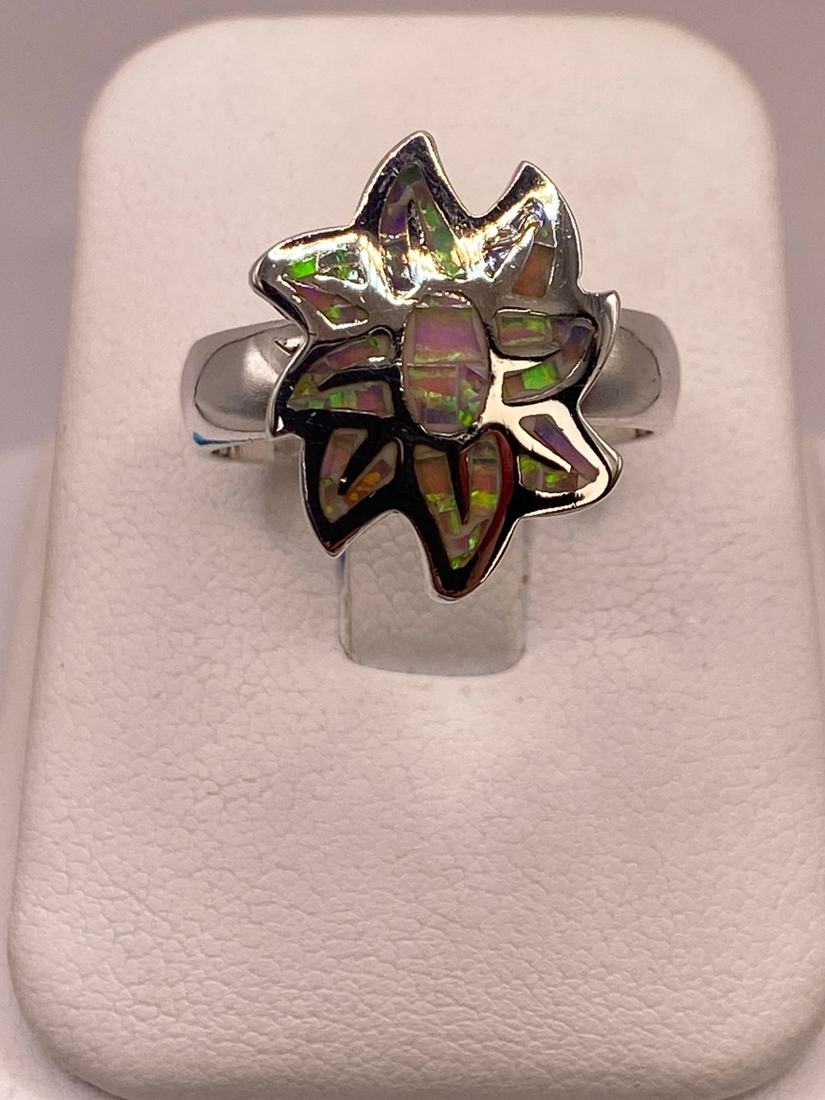 Anillo Floral de Plata Ley 925 con Ópalo de Fuego Rosa en báscula mostrando peso