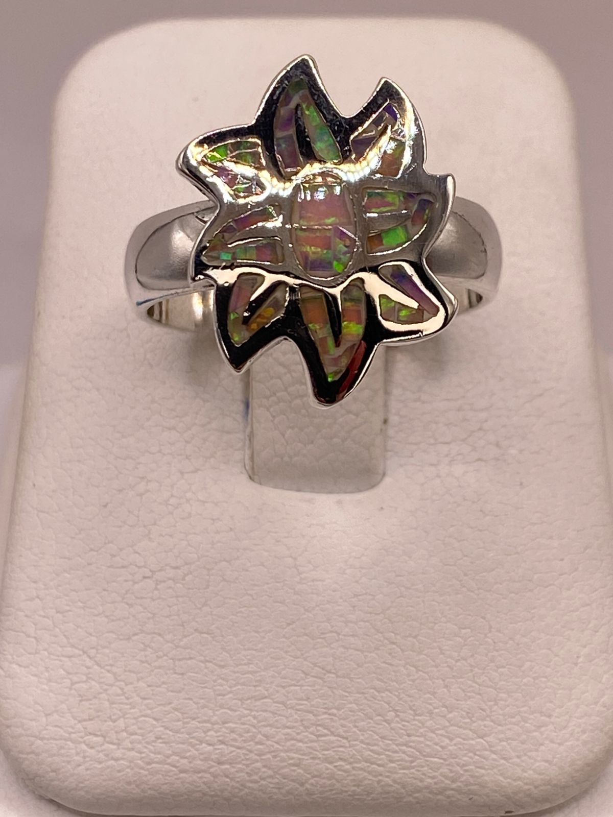 Anillo Floral de Plata Ley 925 con Ópalo de Fuego Rosa, vista de detalle