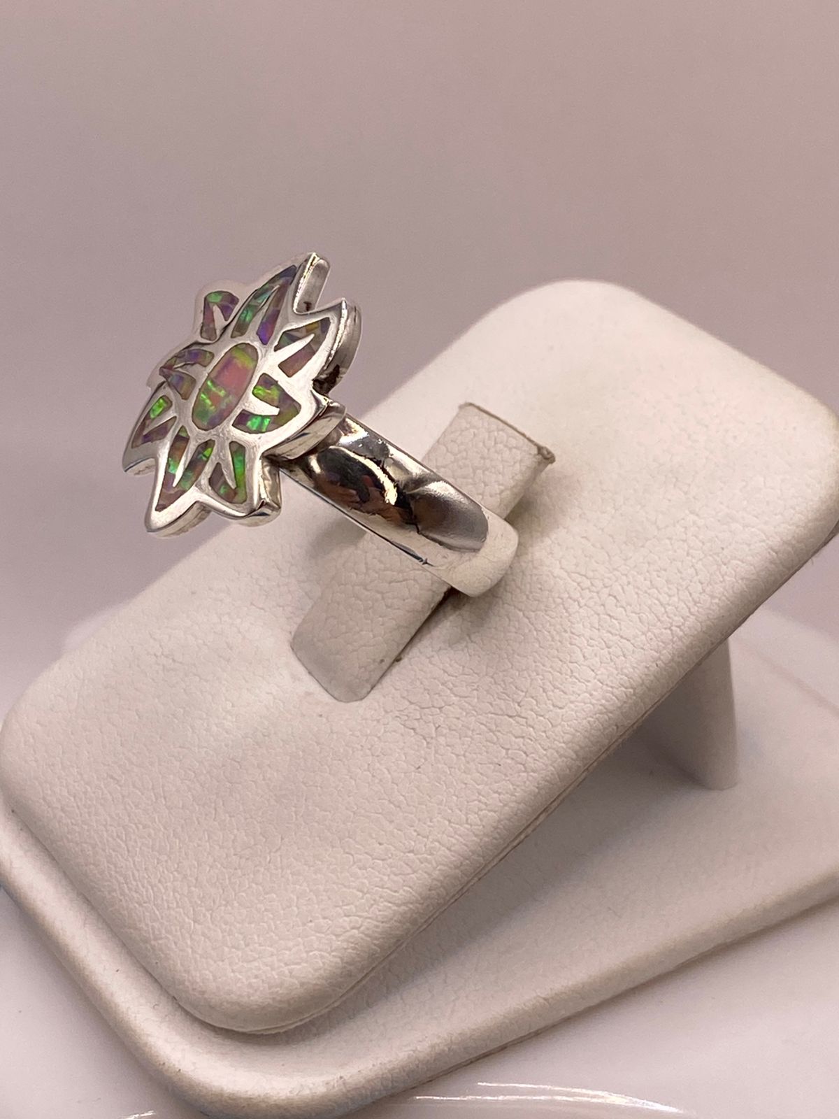 Anillo Floral de Plata Ley 925 con Ópalo de Fuego Rosa, vista lateral