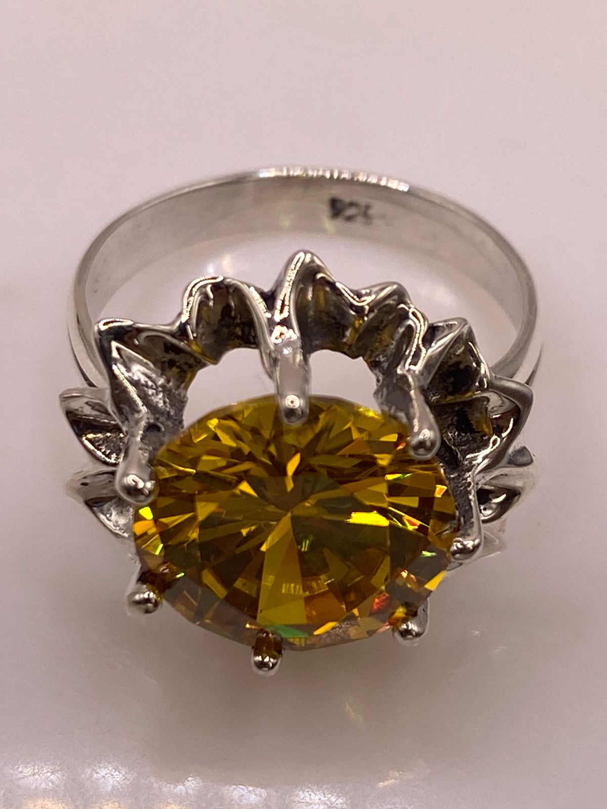 Anillo Floral de Plata Ley 925 con Zirconia, sello de autenticidad Plata Ley .925