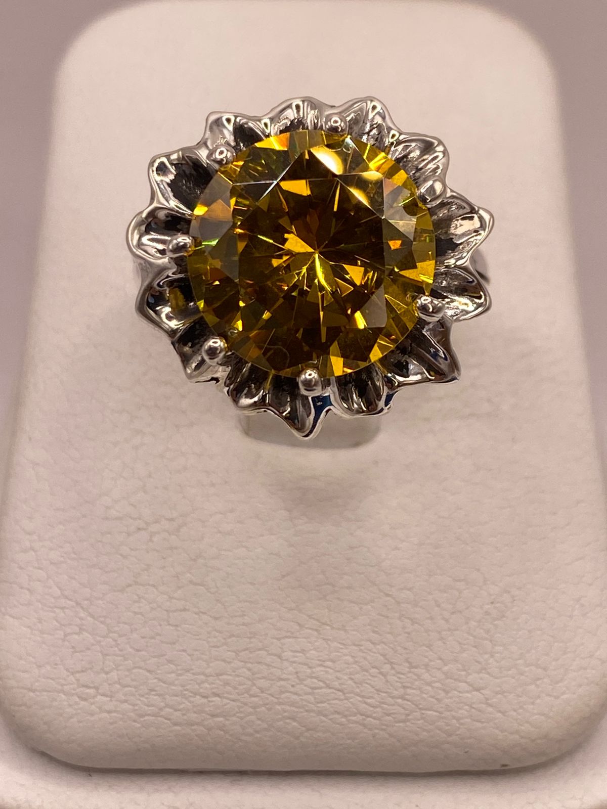 Anillo Floral de Plata Ley 925 con Zirconia, vista frontal