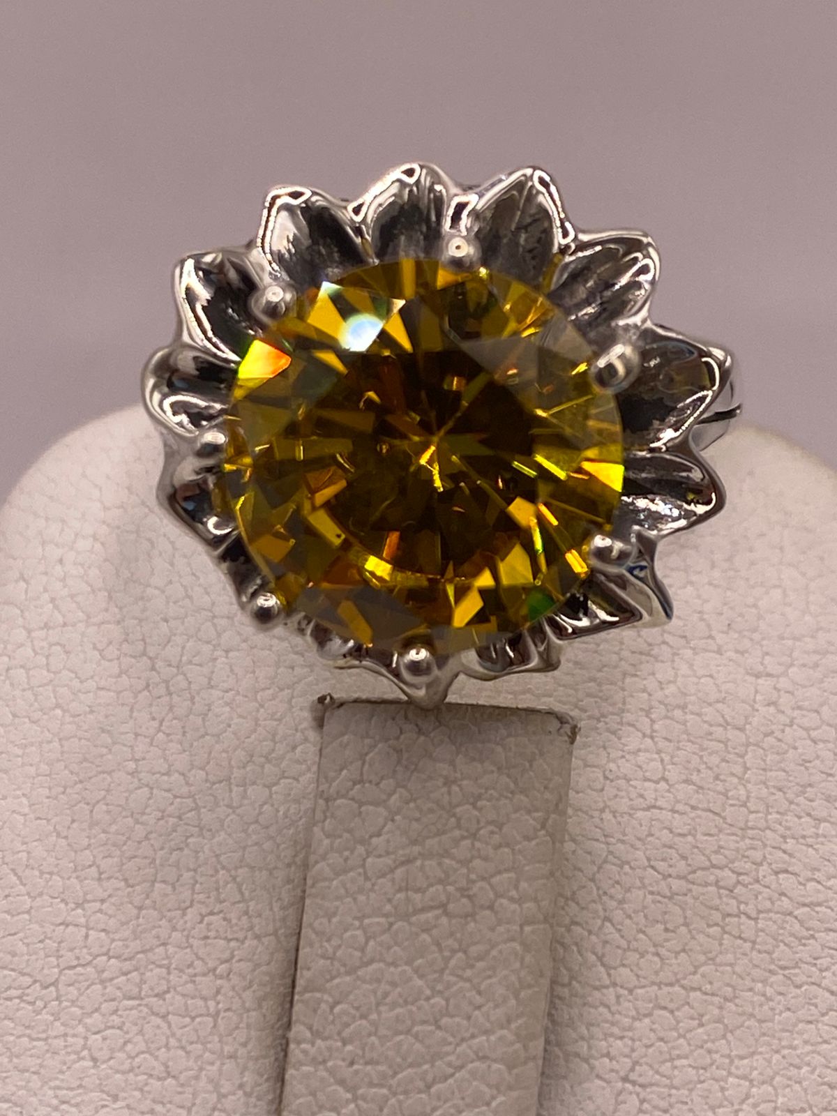 Anillo Floral de Plata Ley 925 con Zirconia, vista posterior