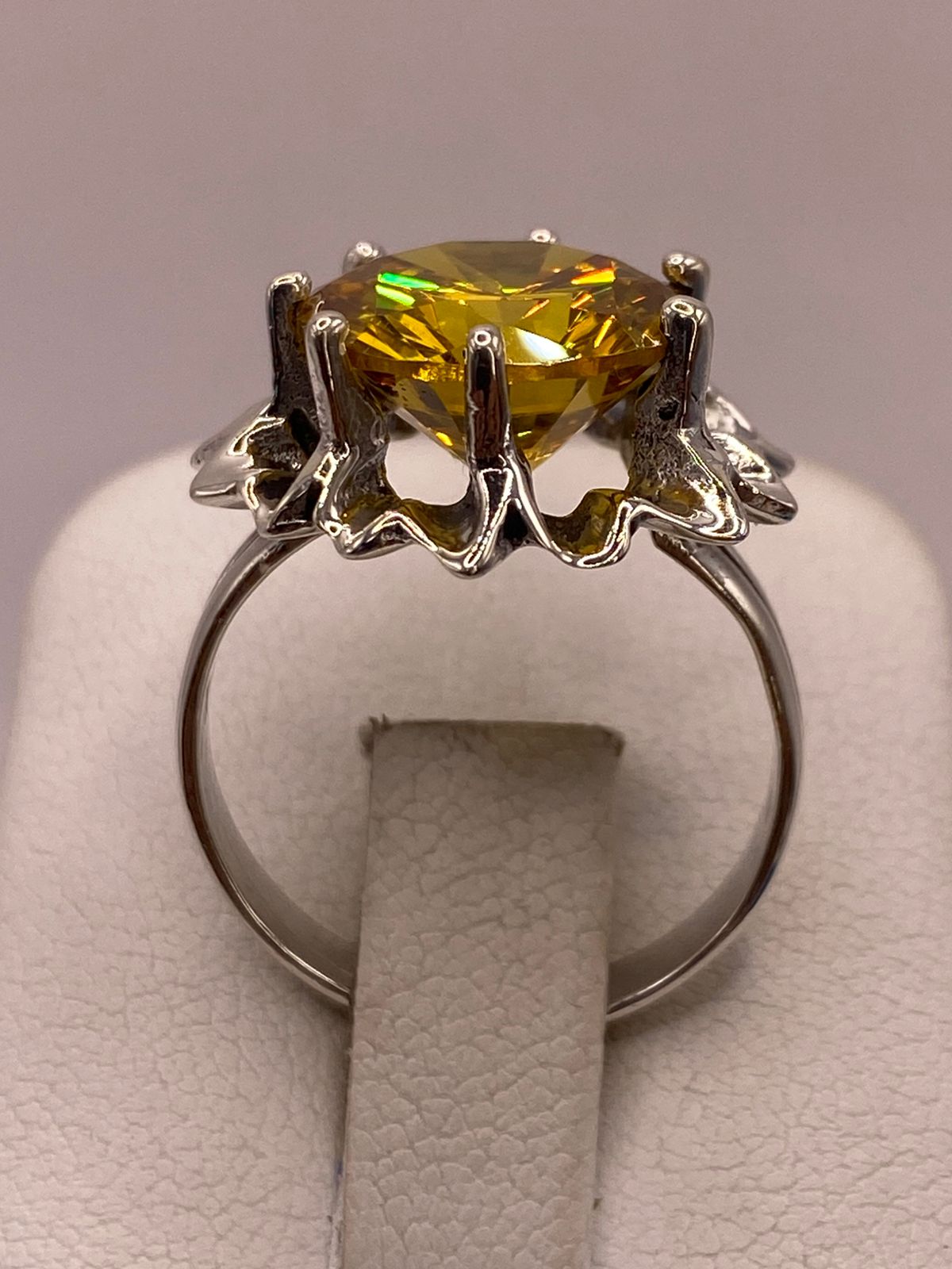 Anillo Floral de Plata Ley 925 con Zirconia, vista de detalle