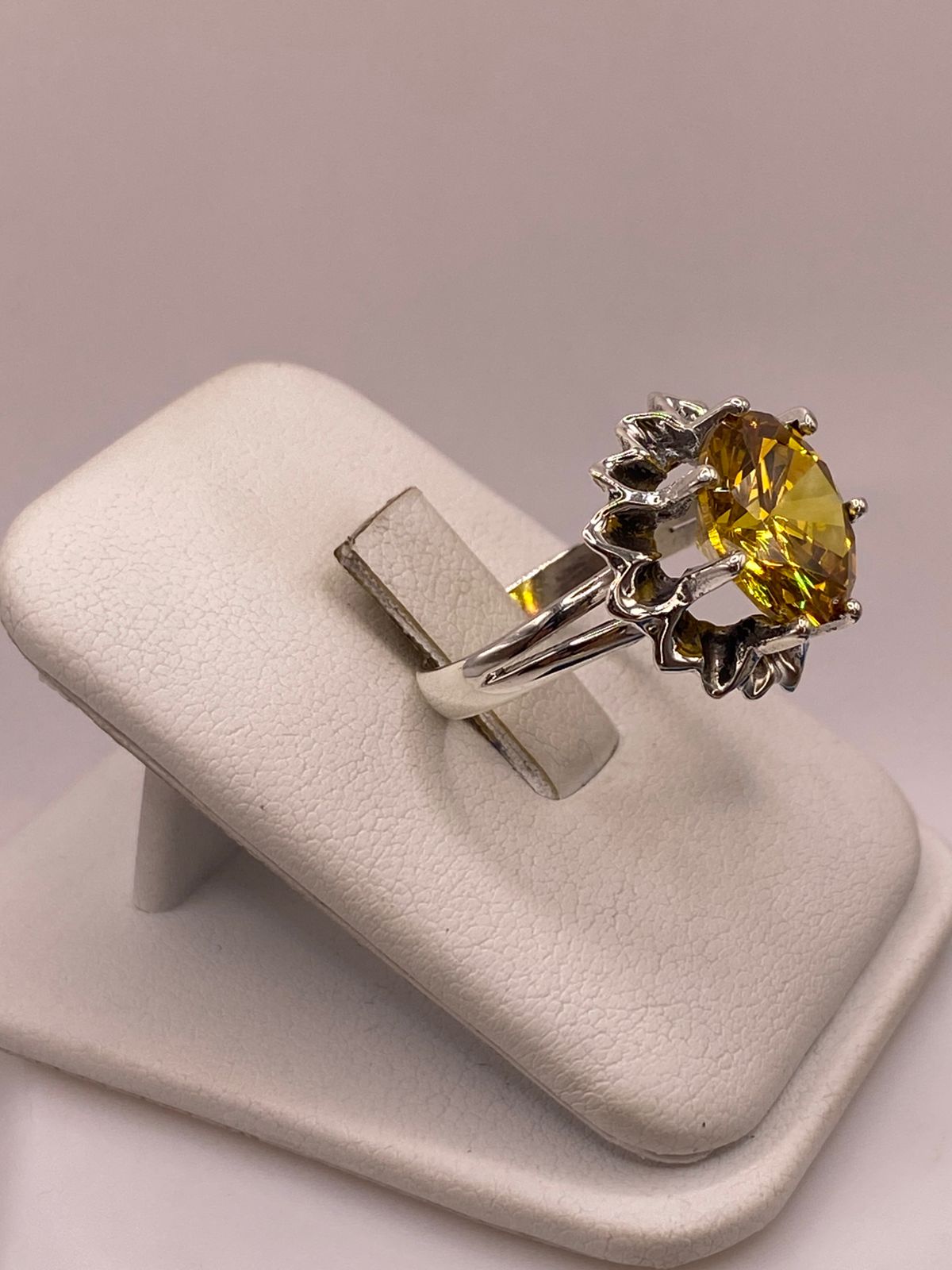 Anillo Floral de Plata Ley 925 con Zirconia, vista lateral