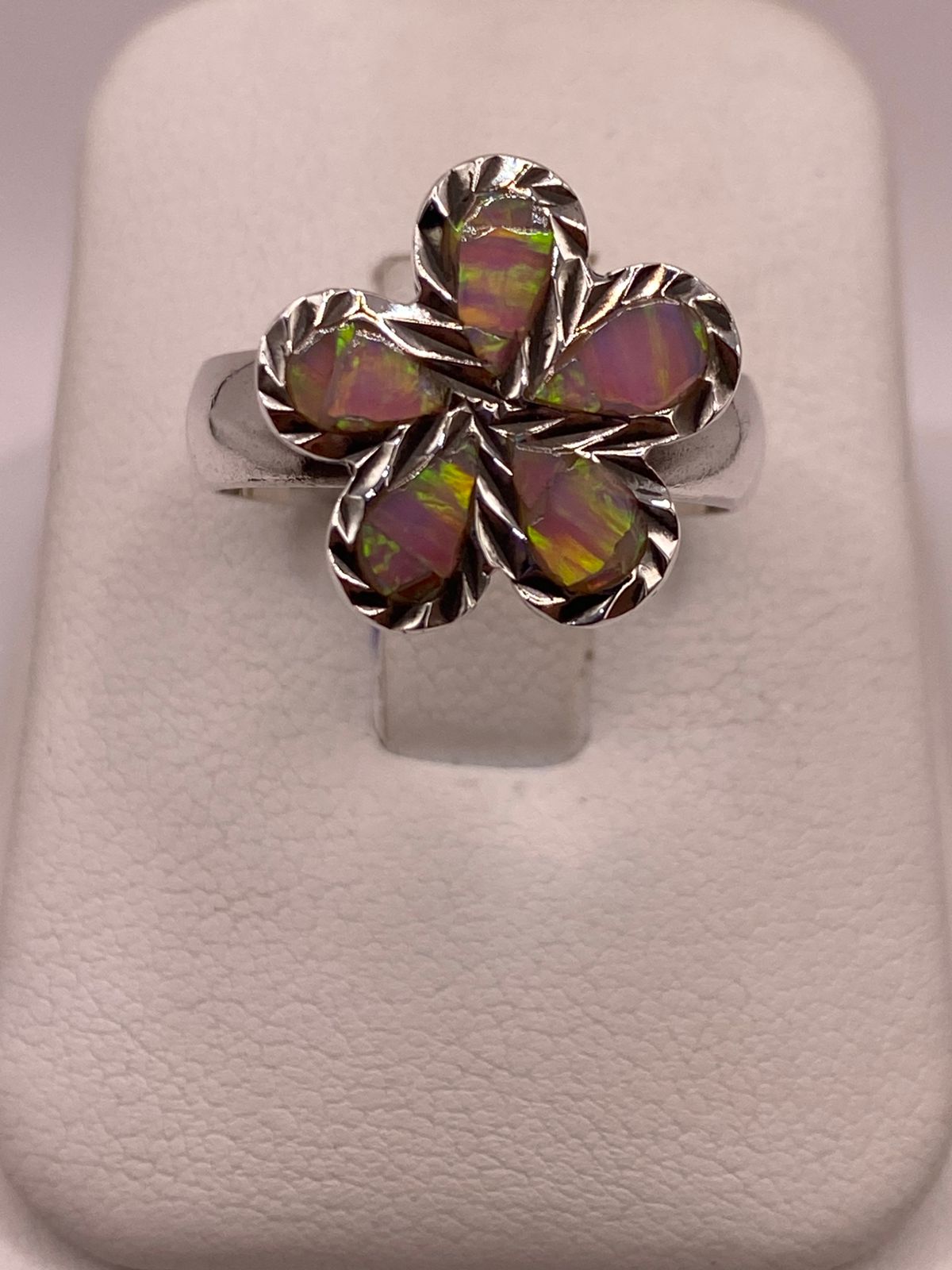 Anillo Floral de Plata Ley 950 con Ópalo de Fuego Rosa Pastel, vista frontal