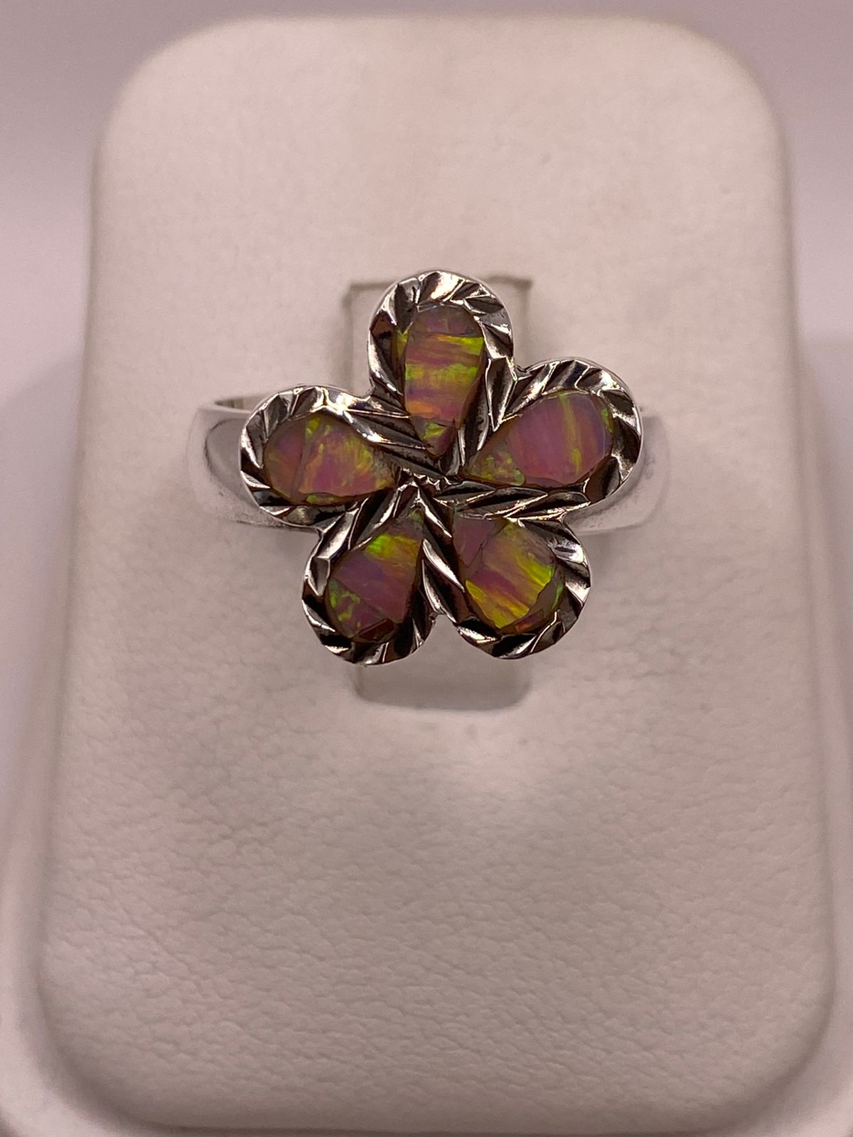 Anillo Floral de Plata Ley 950 con Ópalo de Fuego Rosa Pastel, vista de detalle