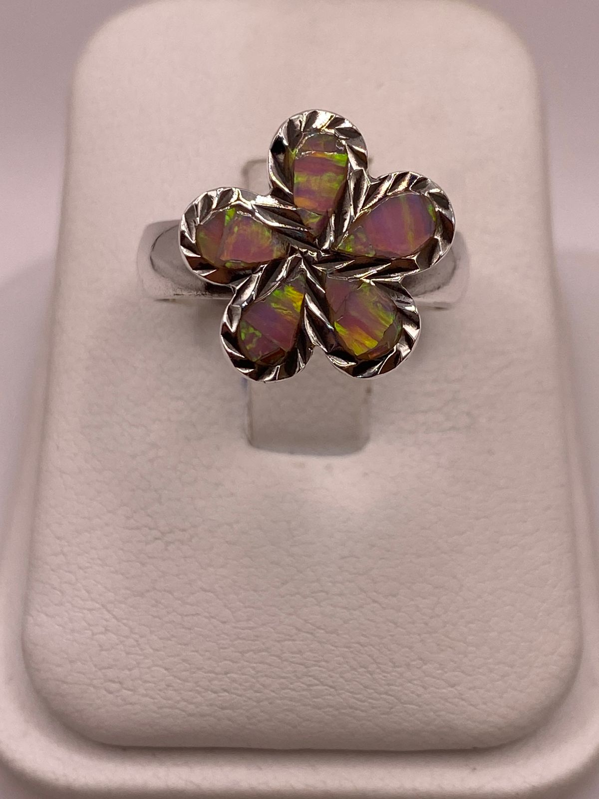 Anillo Floral de Plata Ley 950 con Ópalo de Fuego Rosa Pastel — ángulo diagonal