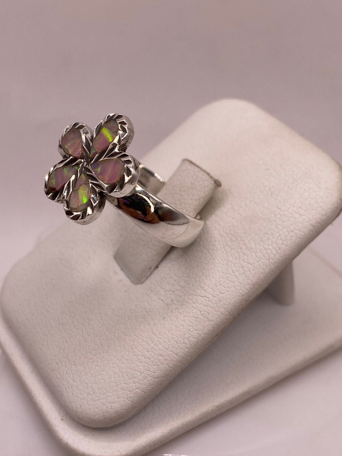 Anillo Floral de Plata Ley 950 con Ópalo de Fuego Rosa Pastel, vista lateral