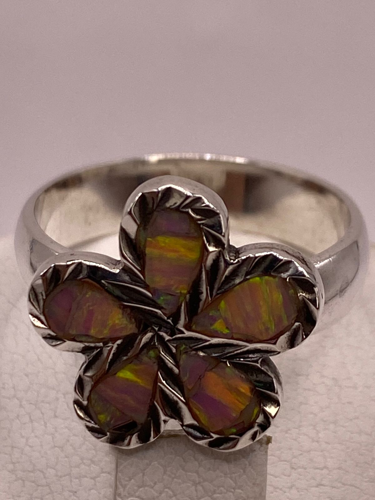 Anillo Floral de Plata Ley 950 con Ópalo de Fuego Rosa Pastel, sello de autenticidad Plata Ley .925