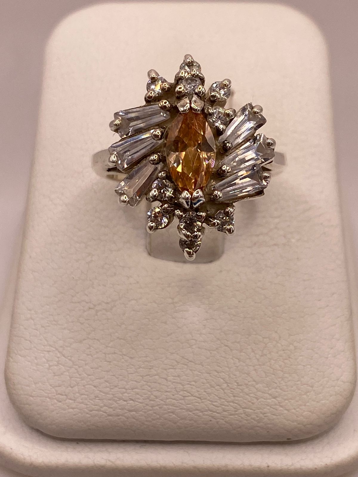 Anillo Floral de Plata 925 con Zirconia Citrino y Zirconias Blancas — detalle de acabado