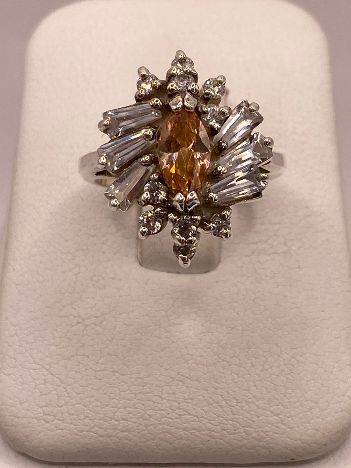 Anillo Floral de Plata 925 con Zirconia Citrino y Zirconias Blancas, vista de detalle