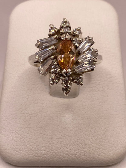 Anillo Floral de Plata 925 con Zirconia Citrino y Zirconias Blancas, vista de detalle