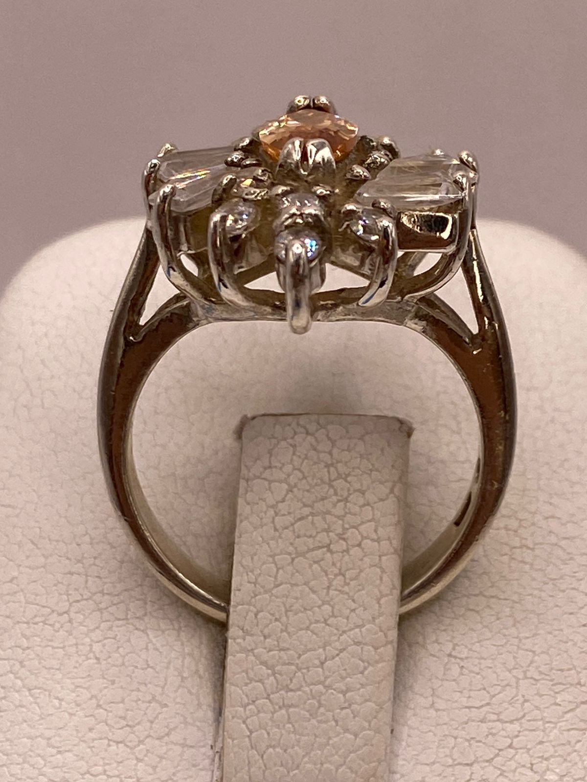 Anillo Floral de Plata 925 con Zirconia Citrino y Zirconias Blancas, vista posterior