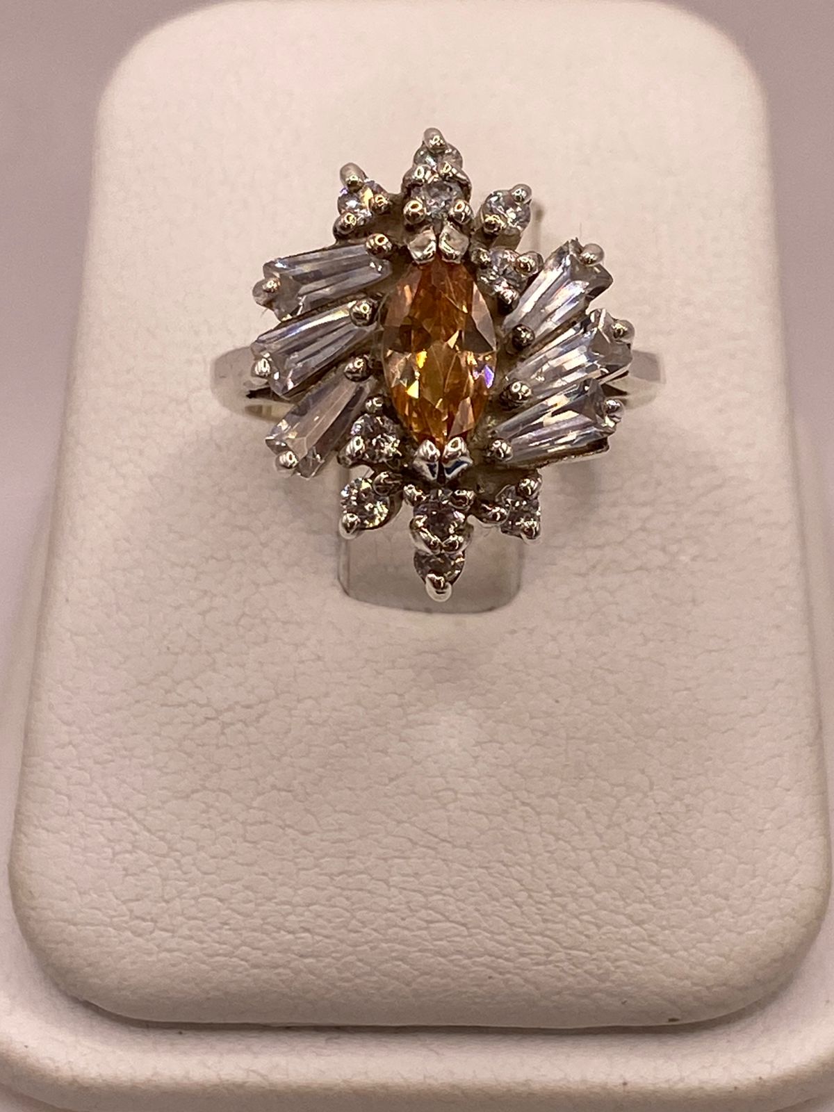 Anillo Floral de Plata 925 con Zirconia Citrino y Zirconias Blancas, vista frontal
