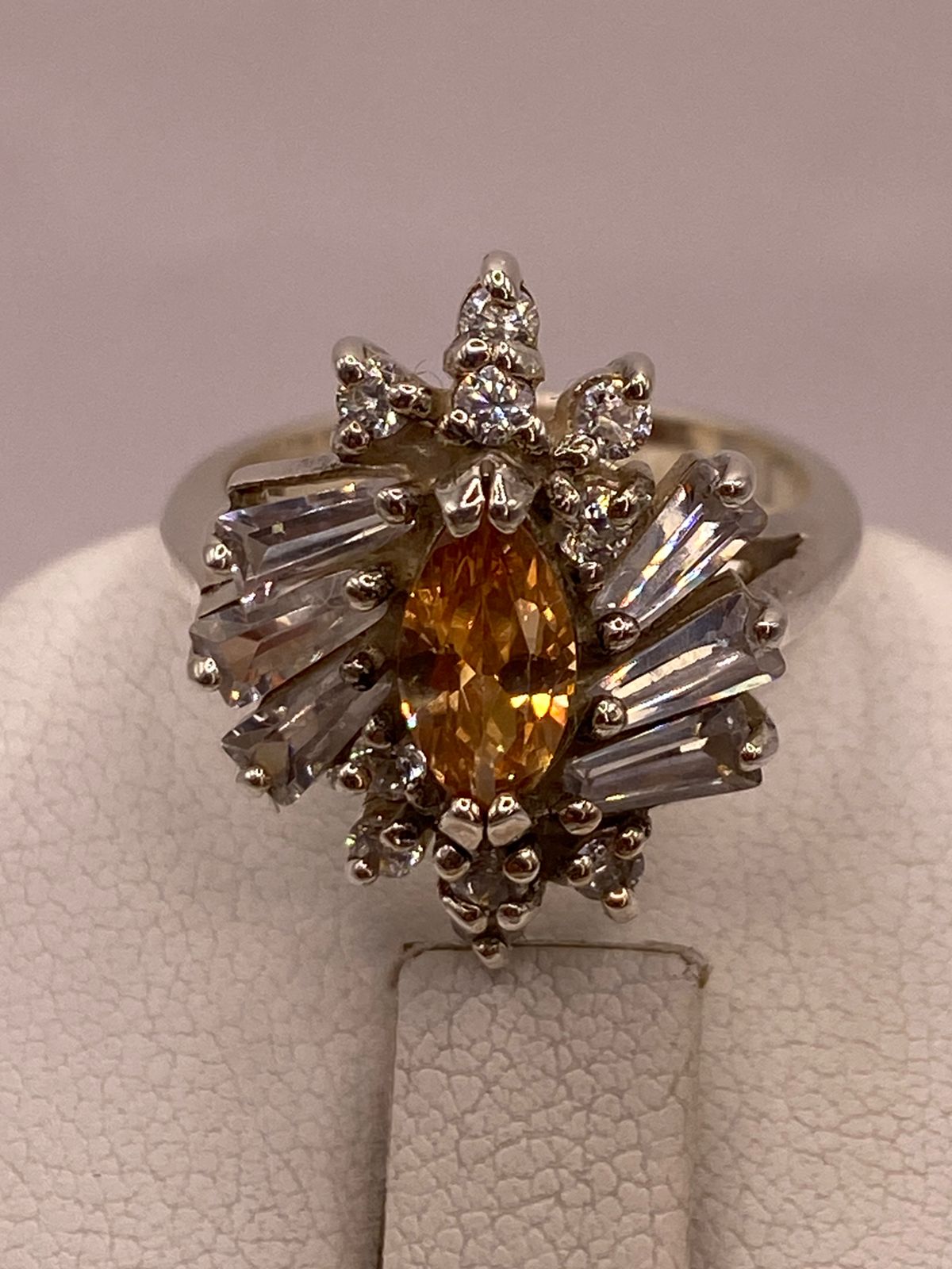 Anillo Floral de Plata 925 con Zirconia Citrino y Zirconias Blancas, sello de autenticidad Plata Ley .925
