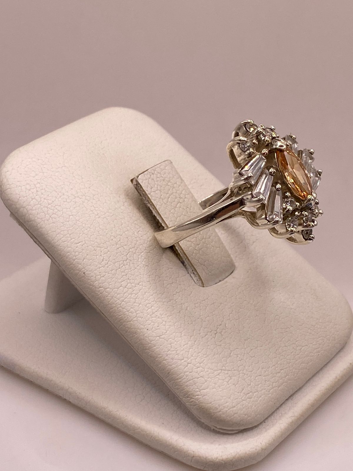 Anillo Floral de Plata 925 con Zirconia Citrino y Zirconias Blancas, vista lateral