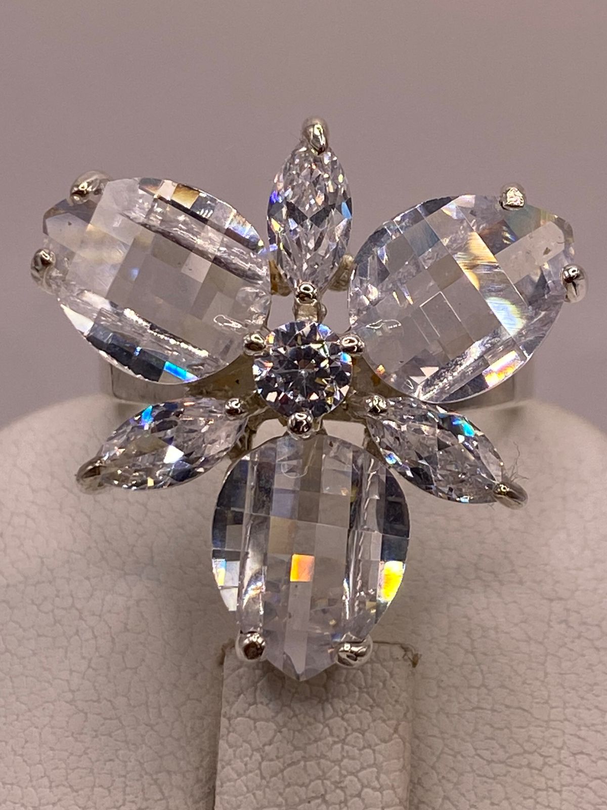 Anillo Floral de Plata 925 con Zirconias Cristal, sello de autenticidad Plata Ley .925