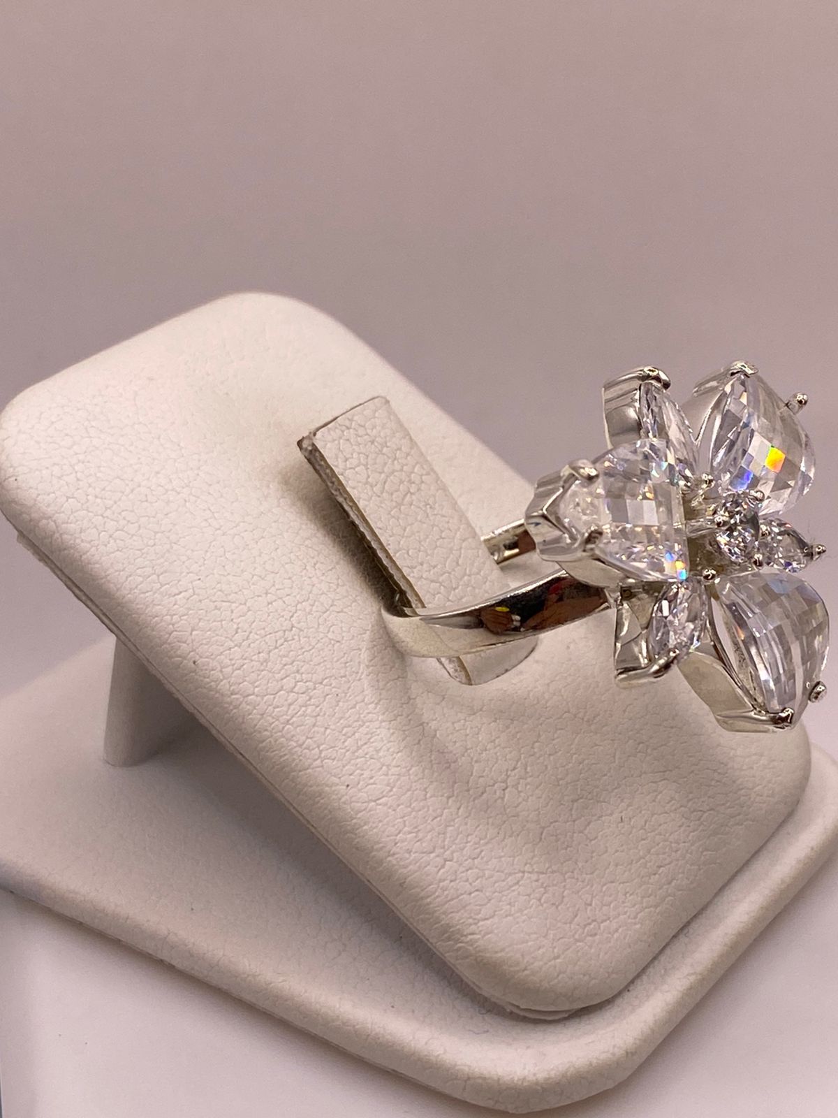 Anillo Floral de Plata 925 con Zirconias Cristal, vista lateral