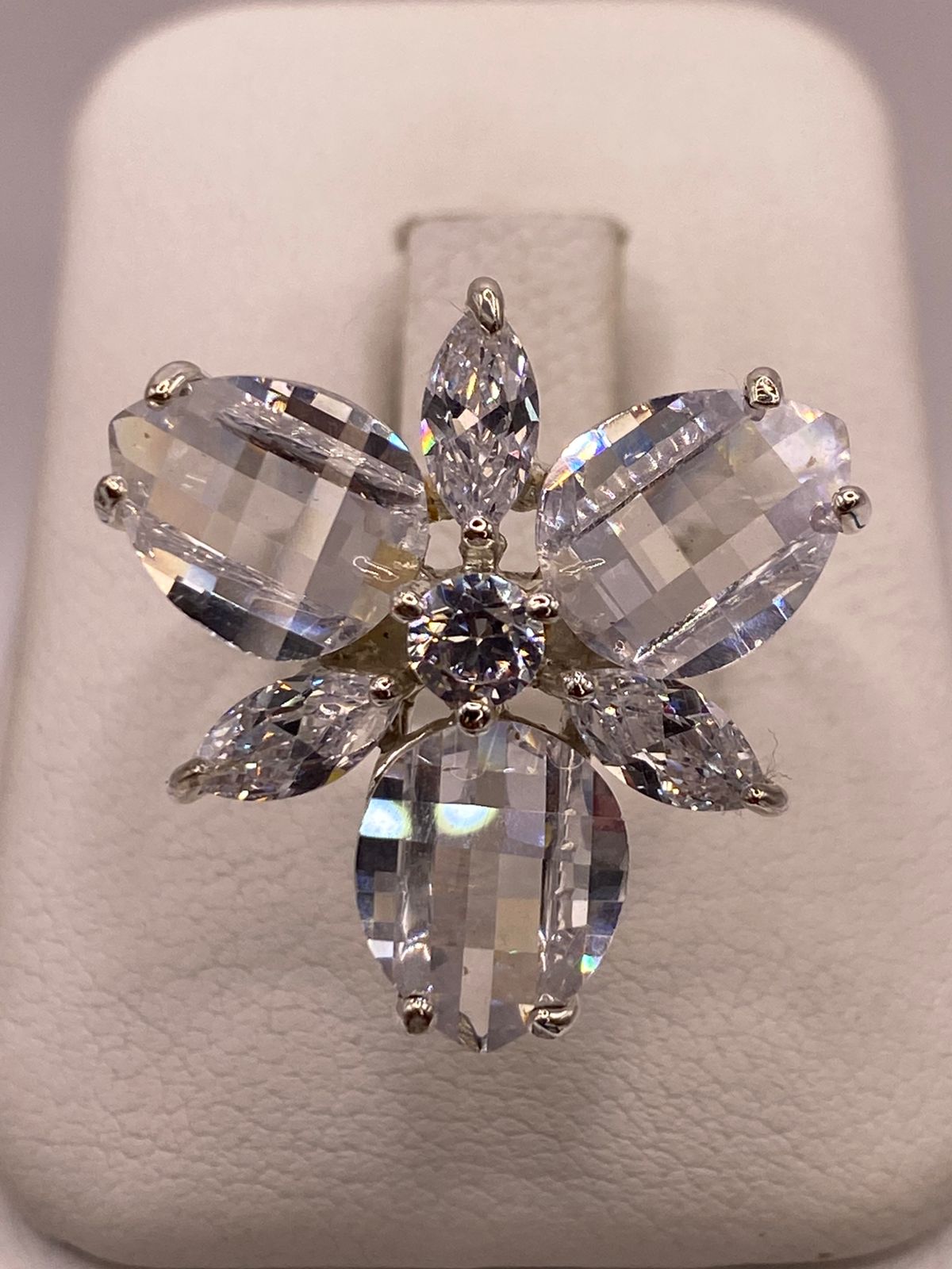 Anillo Floral de Plata 925 con Zirconias Cristal en báscula mostrando peso